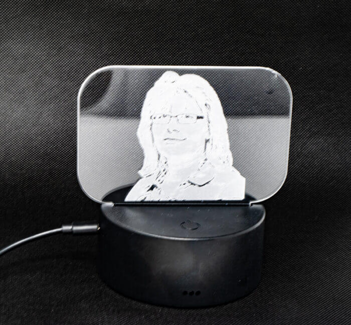 Lasergraviertes Acrylbild auf schwarzem LED Sockel