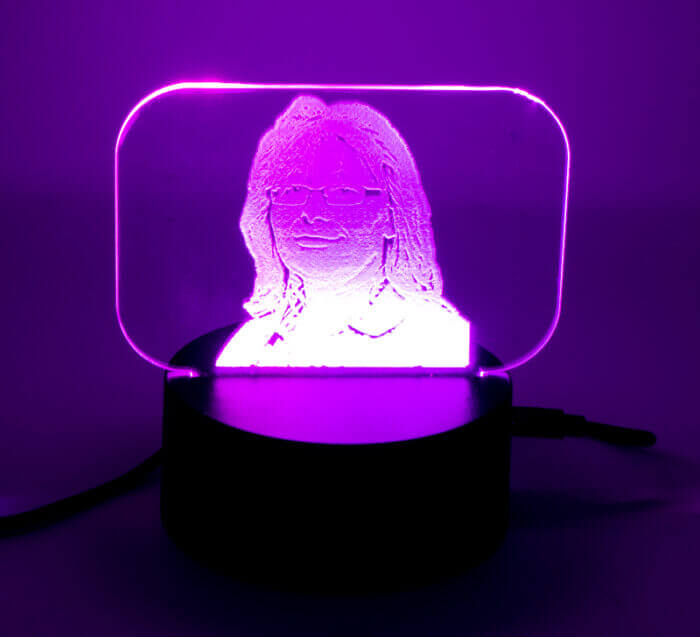 Personalisiertes Acrylbild mit pinker LED Beleuchtung